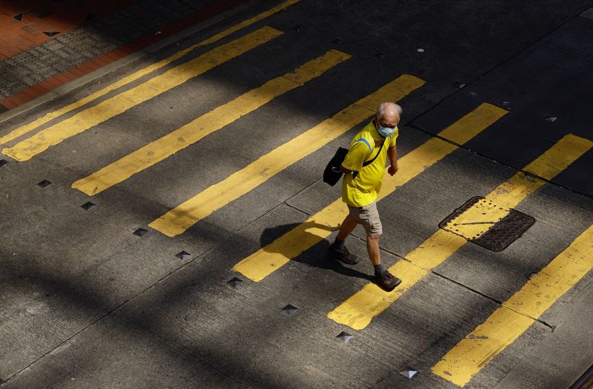 Un hombre cruza un paso de peatones en China.&nbsp;