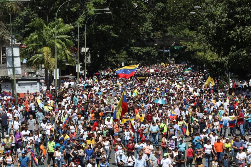 Sociedad civil sale a las calles a exigir el ingreso de la ayuda humanitaria.&nbsp;