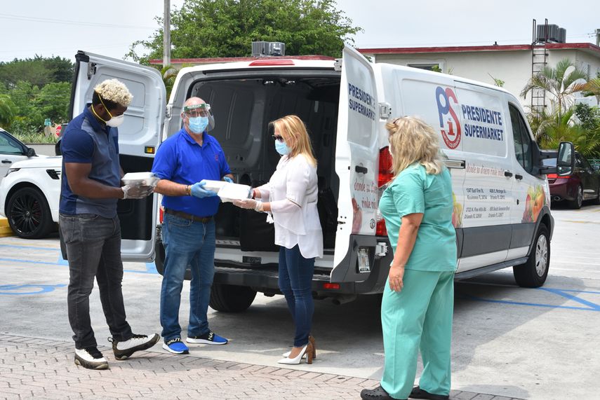 Entrega de almuerzos en Cl&iacute;nica Dr. Rafael A. Pe&ntilde;alver.