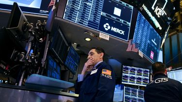 El corredor burs&aacute;til Peter Mazza examina acciones en la Bolsa de Valores de Nueva York. &nbsp;