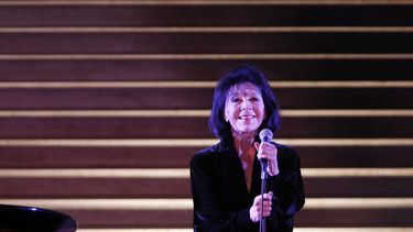 En esta foto de archivo tomada el 6 de febrero de 2016, la cantante francesa Juliette Greco act&uacute;a durante un concierto en el Museo del Louvre en Par&iacute;s. La legendaria&nbsp;int&eacute;rprete&nbsp;muri&oacute; a los 93 a&ntilde;os, as&iacute; lo confirm&oacute; su familia.&nbsp;