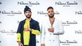 En esta imagen difundida por Madam Tussauds Orlando, el cantante colombiano Maluma, a la izquierda, posa junto a su figura de cera durante una develación especial en el Museo de Arte Moderno de Medellín, Colombia, el lunes 25 de abril de 2022.&nbsp;