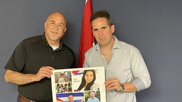 El parlamentario canadiense Tony Baldinelli&nbsp;junto a Michael Lima Cuadra, director de Democratic Spaces, en Canadá, el viernes 18 de agosto de 2023.&nbsp;