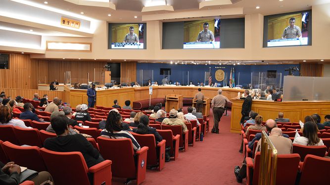 Vista parcial del hemiciclo de la Comisión de Miami-Dade, mientras el director de la Policía, Fredyy Álvarez, explicaba el nuevo plan de acción.
