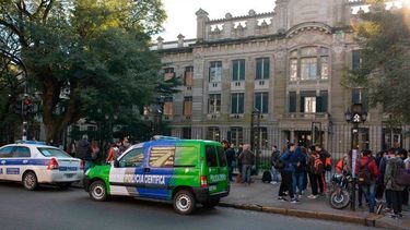 Vista del Colegio Rafael Hernández de la Universidad Nacional de La Plata, en Argentina, la escuela donde una adolescente de 15 años se disparó en la cabeza en medio de una clase.