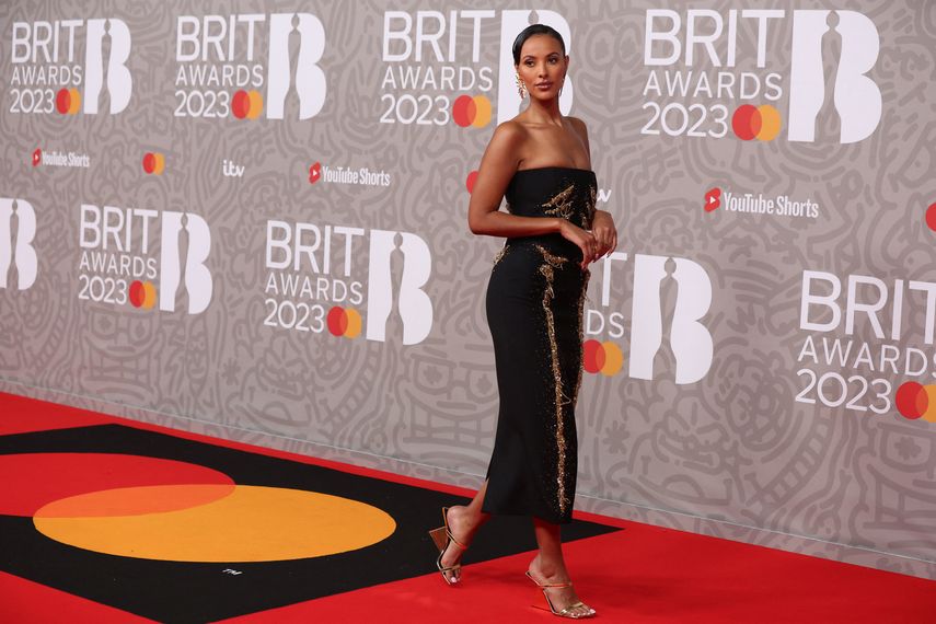 La presentadora de televisión Maya Jama posa en la alfombra roja a su llegada a los BRIT Awards 2023 en Londres el 11 de febrero de 2023.