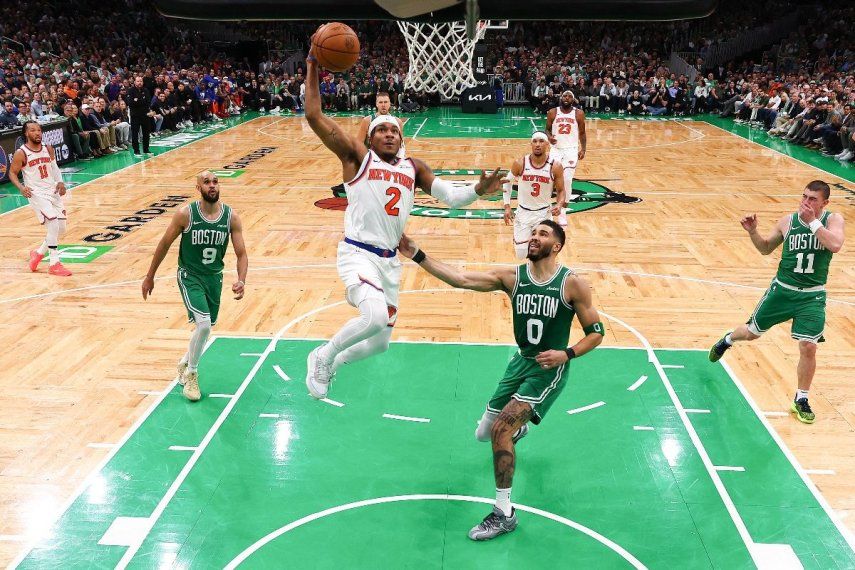 Miles McBride #2 de los New York Knicks penetra hacia la canasta contra Jayson Tatum #0 de los Boston Celtics durante el último cuarto del segundo partido de la segunda ronda de los playoffs de la NBA de la Conferencia Este en el TD Garden el 7 de mayo de 2025 en Boston, Massachusetts.&nbsp;