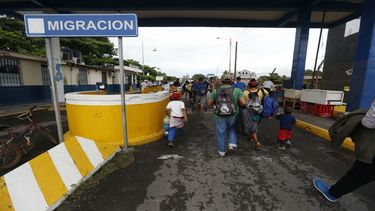 Migrantes&nbsp;hondureños ingresan a territorio mexicano por la frontera con Guatemala.