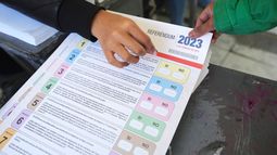 Los trabajadores electorales preparan las papeletas durante las elecciones de medio término y un referéndum nacional, en Quito, Ecuador, el domingo 5 de febrero de 2023.