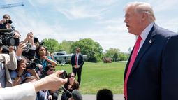 El presidente de EEUU, Donald Trump, habla con los medios antes de abordar el Marine One en el area sur de la Casa Blanca el 16 de abril de 2026 en Washington, DC. El presidente de EEUU, Donald Trump, habla con los medios antes de abordar el Marine One en el area sur de la Casa Blanca el 16 de abril de 2026 en Washington, DC.
