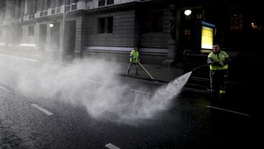 Un trabajador desinfecta la calle afuera del Congreso durante la cuarentena ordenada por el gobierno para frenar la propagaci&oacute;n del nuevo coronavirus COVID-19 en Buenos Aires, Argentina, el mi&eacute;rcoles 8 de abril de 2020.