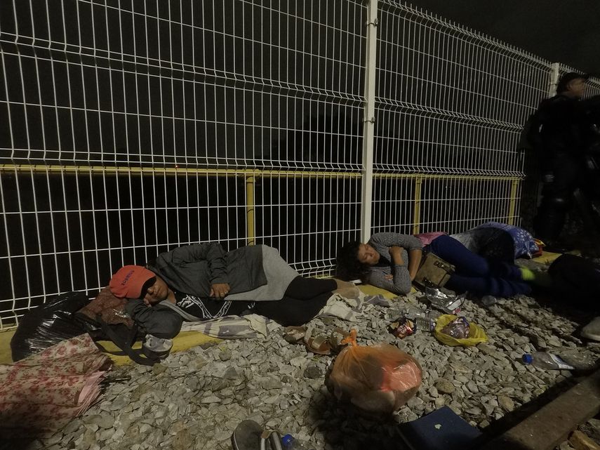 En el grupo viajaban 52 menores de edad, nueve de ellos menores de 6 años, informó la Patrulla Fronteriza.