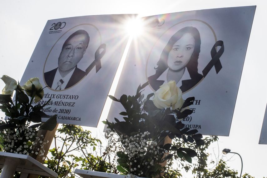 Las im&aacute;genes de los 125 m&eacute;dicos que murieron durante la pandemia de COVID-19 en Per&uacute;, se muestran afuera del Colegio M&eacute;dico de Per&uacute; (CMP) en Lima el 13 de agosto de 2020. Per&uacute; es el tercer pa&iacute;s m&aacute;s afectado en Am&eacute;rica Latina, despu&eacute;s de Brasil y M&eacute;xico - por la pandemia de coronavirus con casi medio mill&oacute;n de casos y m&aacute;s de 21,500 muertes.
