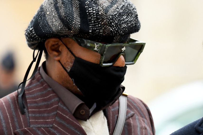 El cantante congoleño Koffi Olomidé&nbsp;llega el 25 de octubre de 2021 al juzgado de Versalles para su juicio de apelación por los cargos de agresión sexual y secuestro de cuatro de sus exbailarines entre 2002 y 2006.