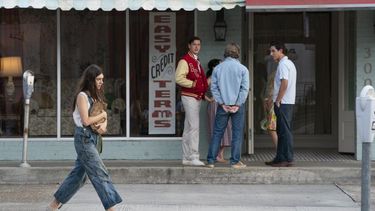 En esta imagen difundida por Sony Pictures, Daisy Edgar-Jones, a la izquierda, en una escena de Where the Crawdads Sing.&nbsp;