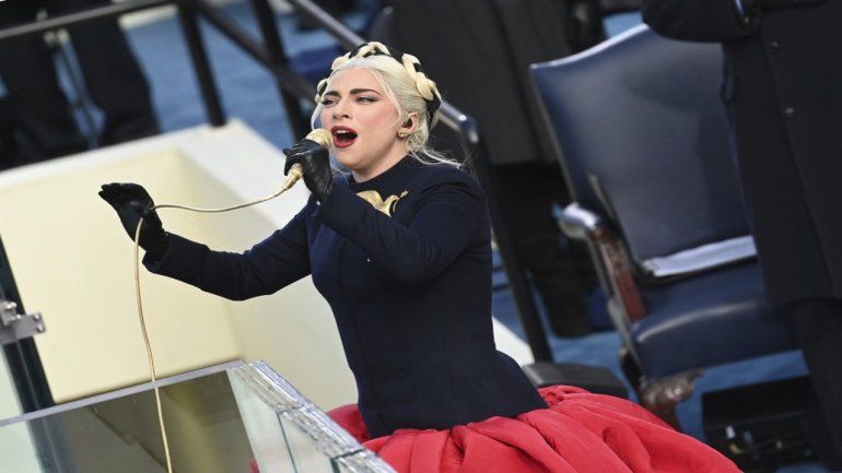 Lady Gaga entona el himno nacional de los Estados Unidos. 
