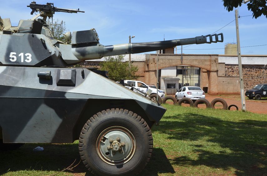 Un tanque de la polic&iacute;a resguarda la prisi&oacute;n de la ciudad de Pedro Juan Caballero, en Paraguay, el domingo 19 de enero de 2020.