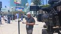 El periodista Camilo Loret de Mola frente al edificio que acoge a la Cumbre de las Américas, en Los Ángeles (California).
