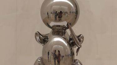 La escultura Rabbit batió el miércoles pasado alcanzó una cifra histórica del mayor precio pagado por una obra de un artista vivo al venderse por 91 millones de dólares en una subasta de Christies.