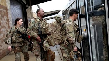 Soldados estadounidenses con su equipo suben a un autobús en Fort Bragg, Carolina del Norte, el sábado 4 de enero de 2010, antes de ser enviados como refuerzos al Oriente Medio tras el asesinato del general iraní Qassem Soleimani. 