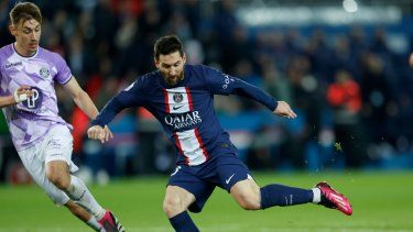 Lionel Messi, del Paris Saint-Germain, patea el balón ante la marca de Anthony Rouault, del Toulouse, en el partido de la liga francesa, el sábado 4 de febrero del 2023.
