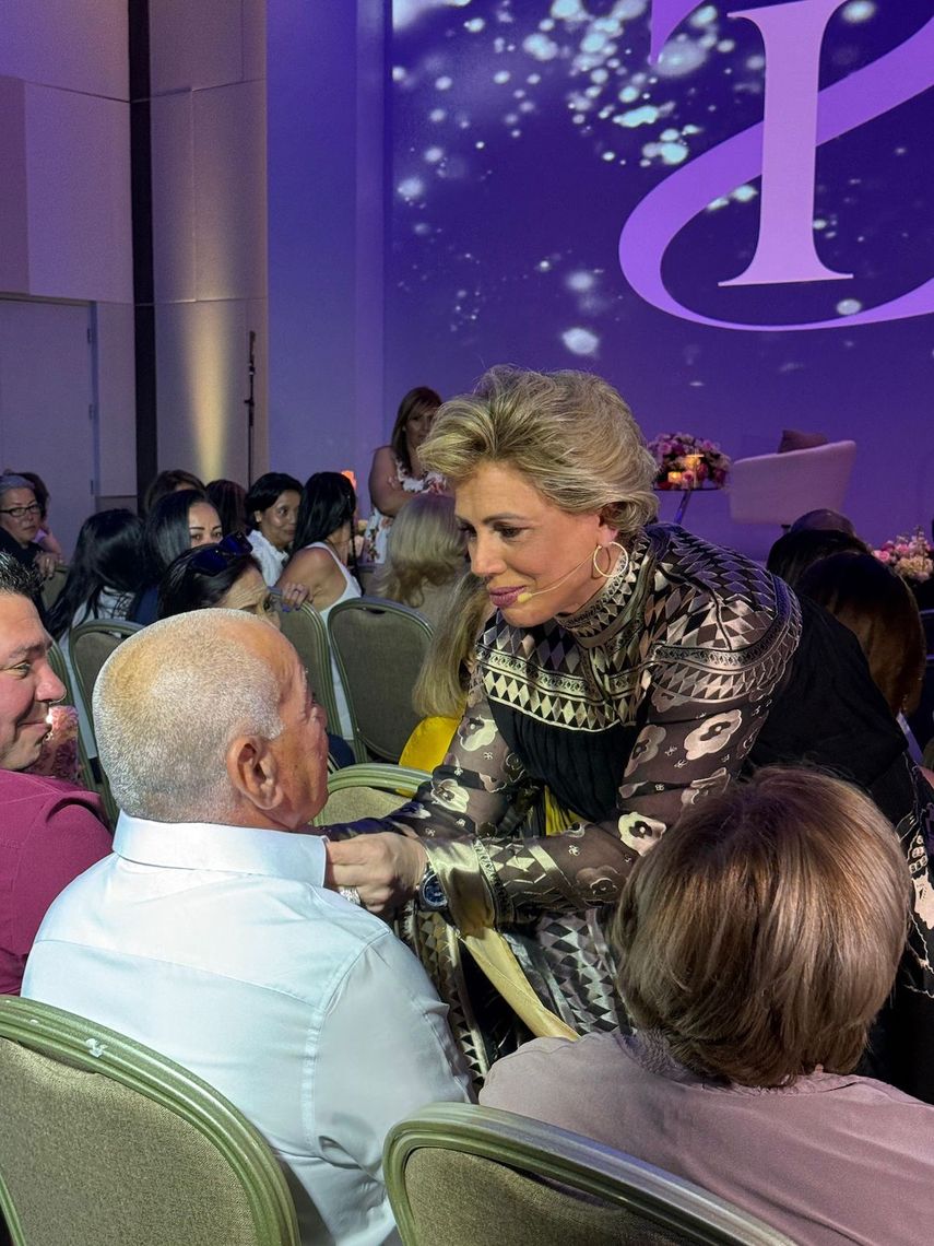 Bis La Médium se dirige a uno de los asistentes durante un encuentro espiritual en Miami.