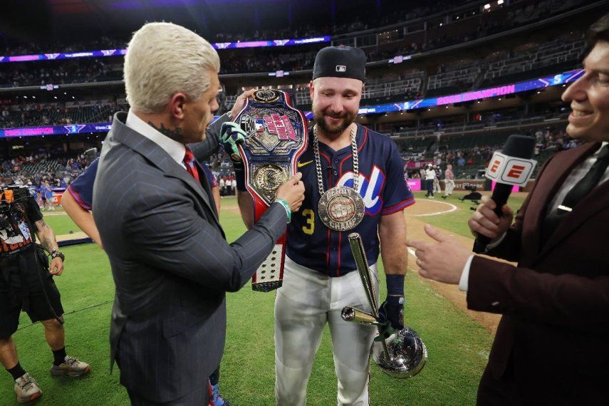 Cal Raleigh, número 29 de los Marineros de Seattle, recibe el cinturón de campeón de manos del luchador profesional Cody Rhodes tras ganar el Home Run Derby en el Truist Park el 14 de julio de 2025 en Atlanta, Georgia.
