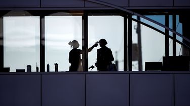 En plena pandemia por coronavirus, una trabajadora de salud toma la temperatura a un visitante en Essentia Health que cruz&oacute; un puente elevado desde un estacionamiento cercano, el 10 de abril de 2020, en Duluth, Minnesota.&nbsp;