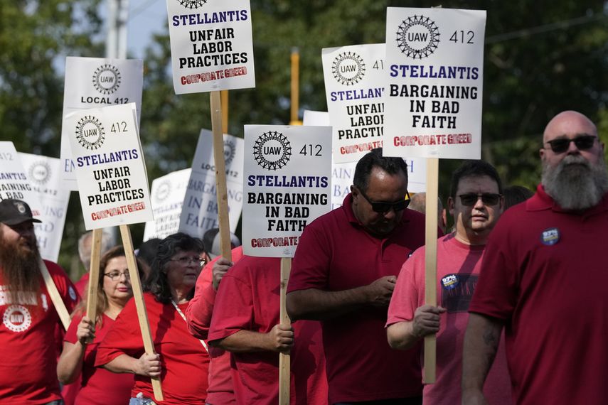 Empleados protestan en las afueras de una de las plantas de Stellantis en Toledo, Ohio.