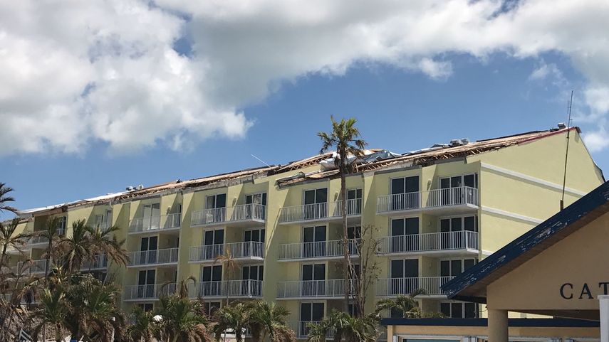El Bayside Inn Suites en Key West perdió todo su techo.