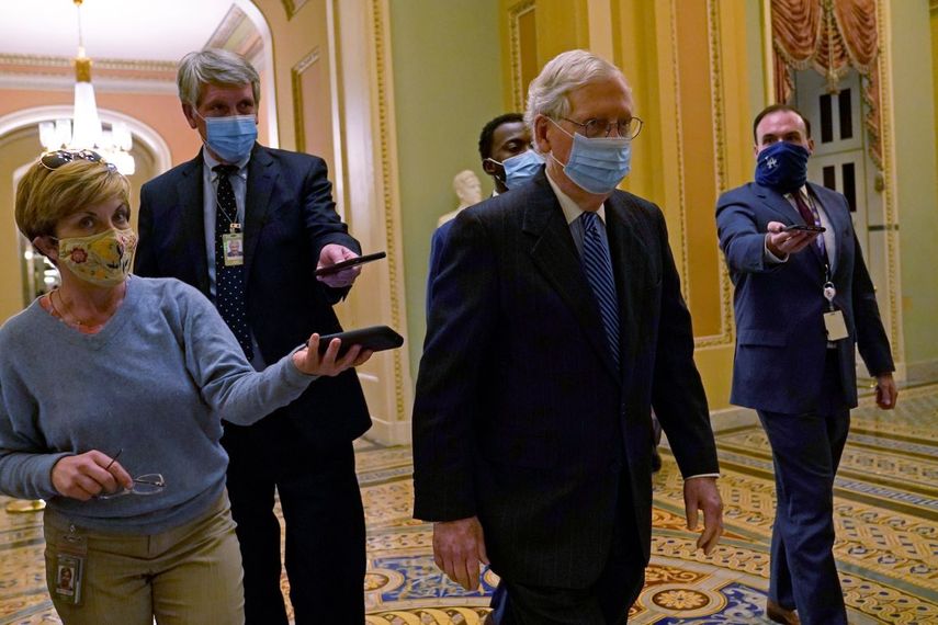 El líder de la minoría republicana en el Senado, Mitch McConnell, por los pasillos del Capitolio en Washington.