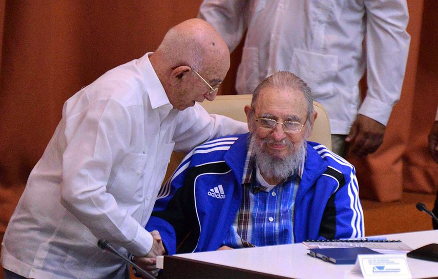 El vicepresidente del Comité Central, José Ramón Machado Ventura, saluda a Fidel Castro durante la clausura del congreso del PCC (EFE)