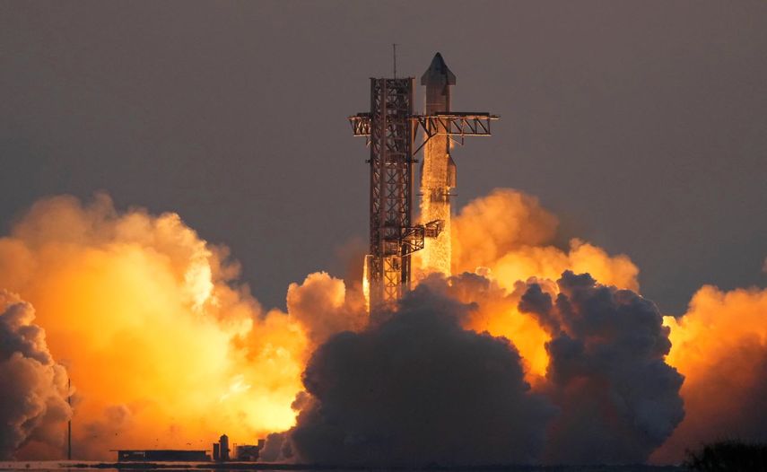 El megacohete Starship de SpaceX despega desde la Starbase para un vuelo de prueba, el 13 de noviembre de 2024, en Boca Chica, Texas.