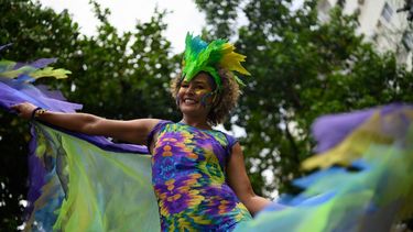 Un juerguista participa en un desfile de carnaval callejero del bloque Loucura Suburbana (Locura Suburbana) en el barrio Engenho de Dentro en Río de Janeiro, Brasil, el 16 de febrero de 2023. El grupo está organizado por trabajadores y pacientes del Hospital Psiquiátrico Municipal Nise da Silveira.
