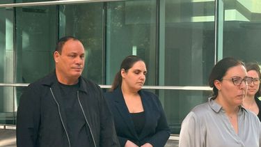La exconcejala de Hialeah Angélica Pacheco camina acompañada de su esposo a su salida de la Corte, junto a dos personas de su equipo de defensa.&nbsp;