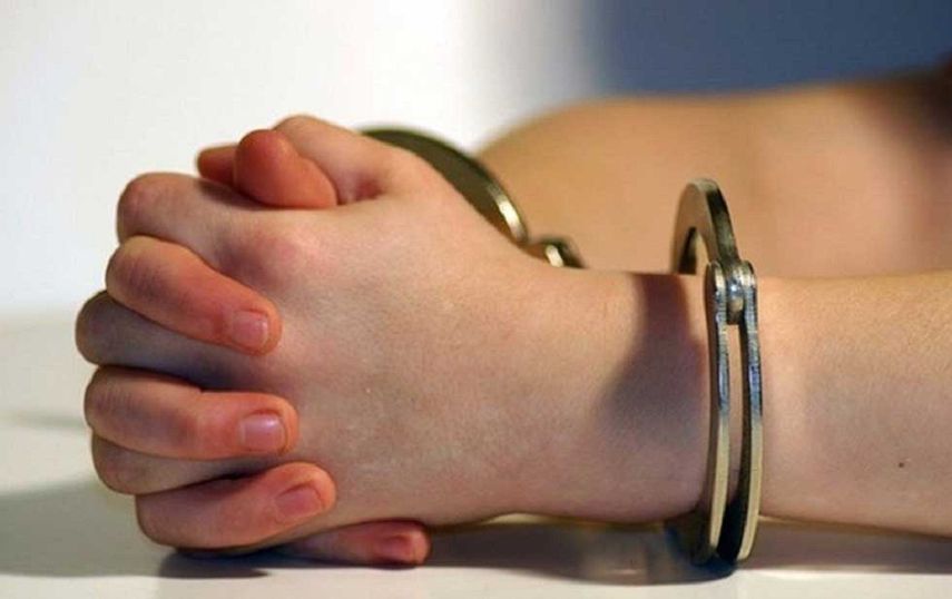 En Semana Santa, un oficial de policía la encontró desmayada en el asiento del conductor de un vehículo estacionad.