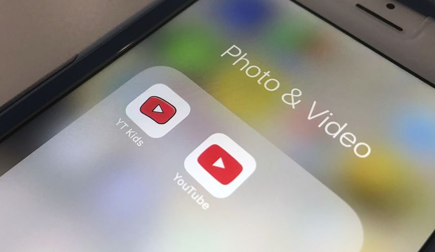 Fotograf&iacute;a de&nbsp;las aplicaciones YouTube y YouTube Kids&nbsp;en un tel&eacute;fono celular.&nbsp;