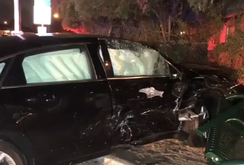 Uno de los vehículos quedó estrellado sobre la parada de autobuses.&nbsp;