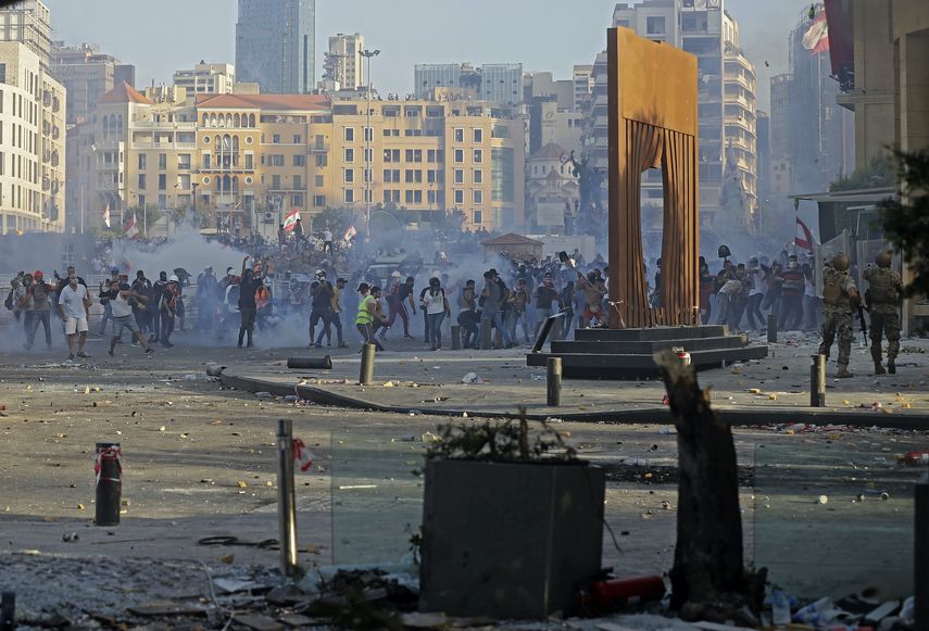 Manifestantes&nbsp;en el L&iacute;bano chocan con las fuerzas de seguridad en el centro de Beirut el 8 de agosto de 2020, luego de una manifestaci&oacute;n contra un liderazgo pol&iacute;tico al que culpan por una explosi&oacute;n monstruosa que mat&oacute; a m&aacute;s de 150 personas y desfigur&oacute; la capital Beirut.