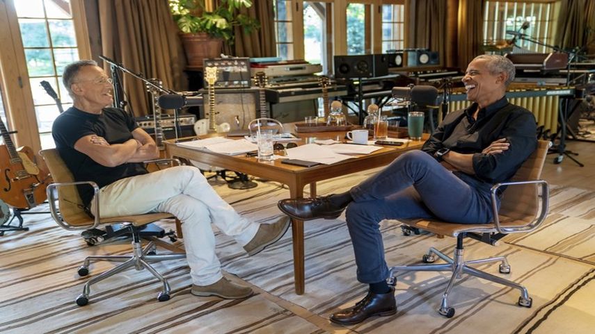 Bruce Springsteen, izquierda, con el expresidente Barack Obama durante la grabación de su podcast en la casa de Springsteen en Nueva Jersey. La serie de ocho episodios aborda su crianza, el racismo, la paternidad e incluso tiene interpretaciones musicales.&nbsp;