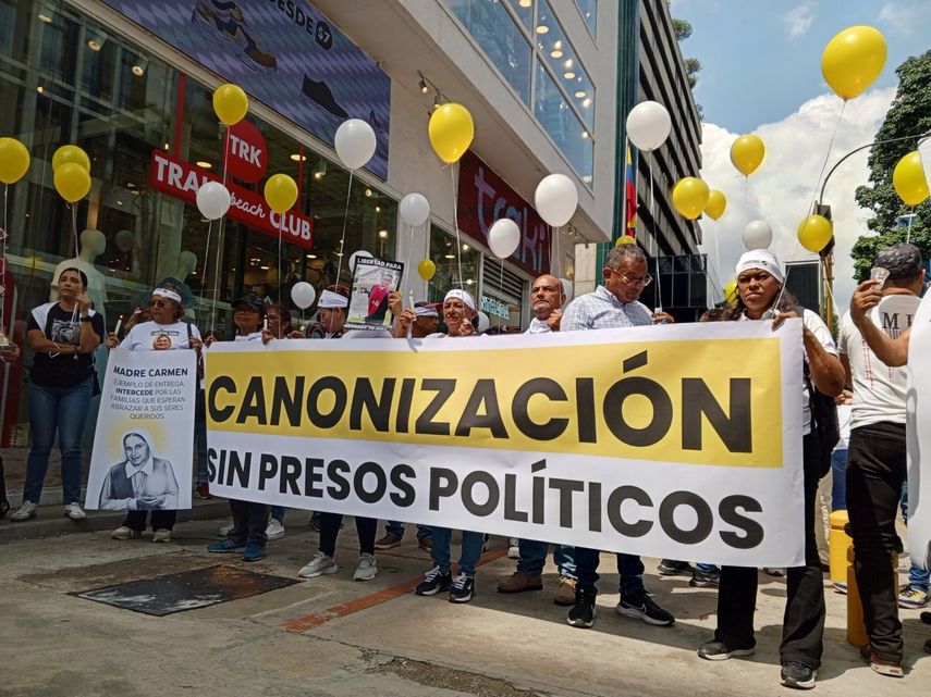 Durante la protesta ante la embajada de Italia en Caracas abogaron por una Canonización sin presos políticos. Esto ante la próxima ceremonia de los primeros santos venezolanos: el doctor José Gregorio Hernández y la madre Carmen Rendiles.
