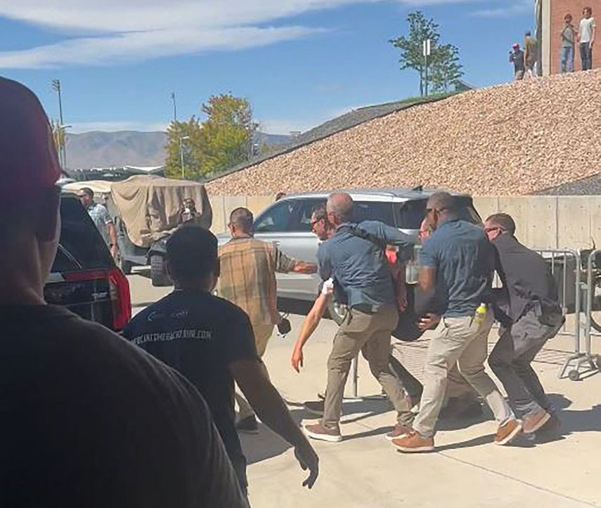 Esta captura de pantalla de un video de Jeremy King muestra a personal de seguridad transportando al activista juvenil conservador e influencer Charlie Kirk después de sufrir un atentado durante un evento público en la Universidad del Valle de Utah en Orem, Utah, el 10 de septiembre de 2025.