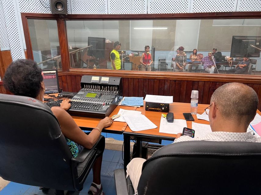 El director y los técnicos de la radionovela trabajan en la grabación de los actores de la radionovela Amores en subasta durante una sesión de grabación en el estudio de la emisora Radio Progreso en La Habana el 18 de septiembre de 2024. En tiempos de Internet y muchos Como medio digital de distribución de audio, los cubanos todavía se aferran a escuchar radionovelas, que se transmiten semanalmente en Cuba durante los últimos 80 años.&nbsp;