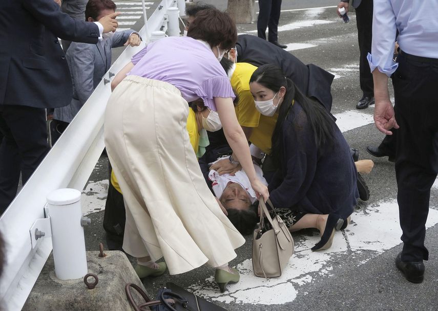 El ex primer ministro japonés Shinzo Abe, al centro, yace en el piso tras ser baleado el viernes 8 de julio de 2022, en Nara, en el oeste de Japón. Abe presentaba falla cardiaca, indicó la televisora NHK.&nbsp;