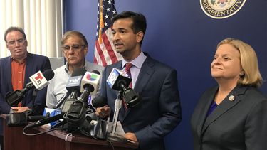 El congresista Carlos Curbelo habla a los medios de comunicación. A su lado, la también representante republicana Ileana Ros-Lehtinen.