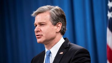 El director del FBI, Christopher Wray, hace declaraciones durante una conferencia de prensa virtual en el Departamento de Justicia en Washington, el miércoles 28 de octubre de 2020.