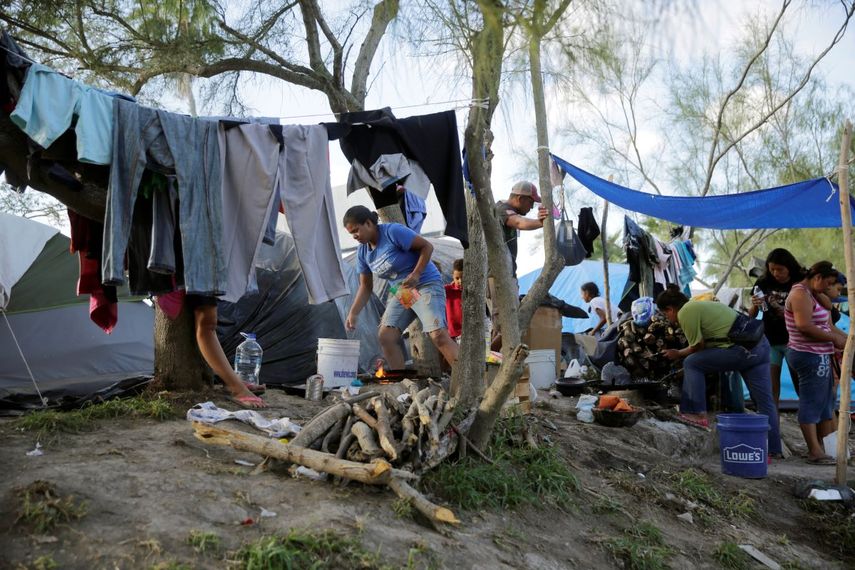 En esta imagen del martes 5 de noviembre de 2019 se ve a migrantes solicitantes de asilo en un albergue en Matamoros, M&eacute;xico.&nbsp;
