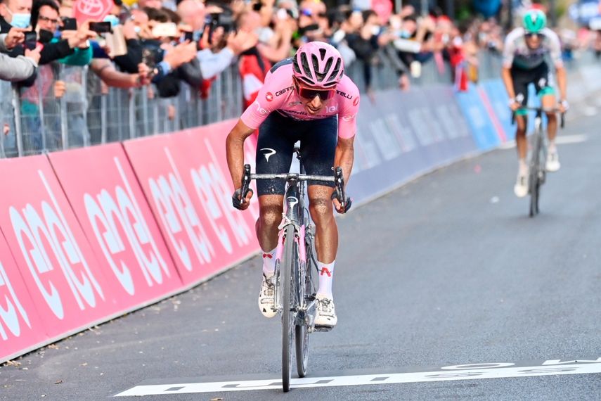 El líder general Egan Bernal cruza la meta al culminar la 11ma etapa del Giro de Italia, el miércoles 19 de mayo de 2021, en Montalcino