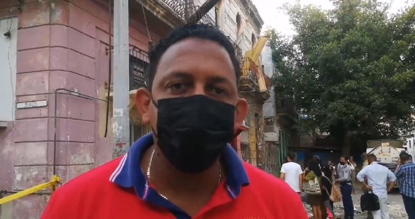 El intendente de la Habana Vieja en el lugar de la explosión.&nbsp;&nbsp;