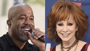 En esta combinaci&oacute;n de fotos, Darius Rucker, a la izquierda, canta en el programa Today de la NBC el 25 de mayo de 2018 en Nueva York, y Reba McEntire posa en la ceremonia de los Premios ACM en Las Vegas el 7 de abril de 2019. McEntire y Rucker prometen risas y buena m&uacute;sica cuando funjan como anfitriones de los Premios CMA en noviembre.